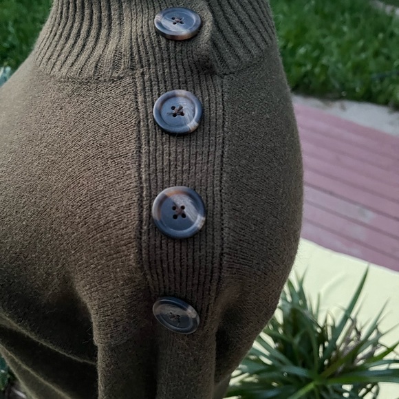 Anthropologie Women’s Small (Oversized) Green Sweater with Button Embellishment - Picture 4 of 8